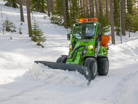 údržba cesty radlicou na na odhŕňanie snehu