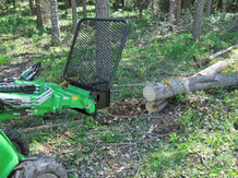 hydraulický naviják so strojom Avant pri práci v lese