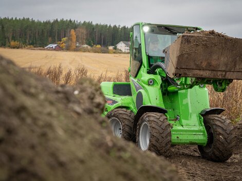 avant 650i preprava materiálu lyžicou