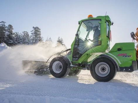 avant 760i odhŕňanie snehu pluhom