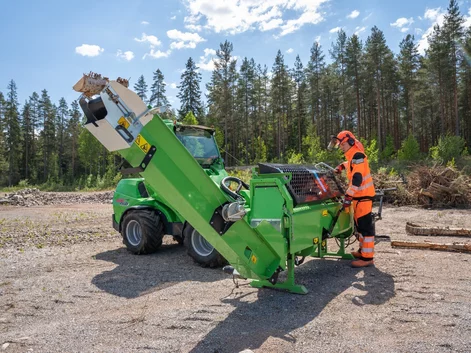 avant 760i s prídavným zariadením štiepkovačom dreva