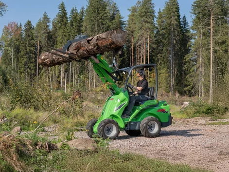 avant seria 500 pri prenášaní kmeňa stromu