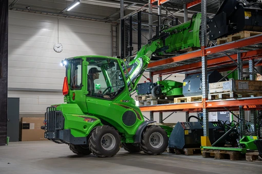 bateriovy-klbovy-nakladac-avant