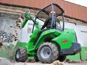 búranie tehlovej steny hydraulickým kladivom Avant