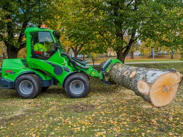 drapák avant pri prenášaní kmeňa stromu drapák avant pri prenášaní kmeňa stromu
