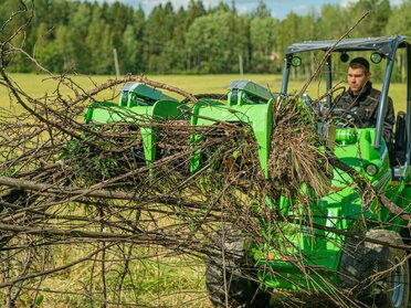 drapák avant pri prenášaní konárov a lesného odpadu