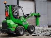 hydraulické búracie kladivo avant pri rozbíjaní betónu