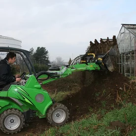 Kĺbový nakladač Avant 420 s výkonom motora 20 HP zvláda v PD Flóra mnoho práce Kĺbový nakladač Avant 420 s výkonom motora 20 HP zvláda v PD Flóra mnoho práce