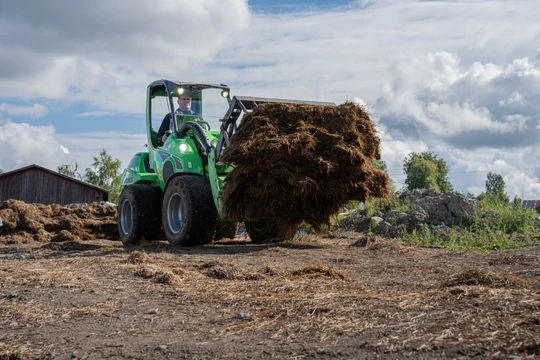 klbovy-nakladac-avant-855i-pri-manipulacii-so-senom