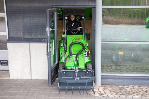 mini-nakladac-avant-sa-zmesti-aj-do-uzkych-dveri