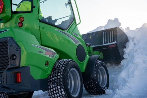 mininakladac-seria-600-s-pluhom