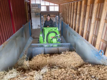 obratný stroj Avant s veľkoobjemovou lyžicou pre prácu v tesných priestoroch obratný stroj Avant s veľkoobjemovou lyžicou pre prácu v tesných priestoroch