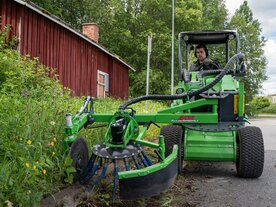 orezávač trávnika s kefou na burinu pri práci