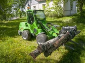 prenášanie kmeňov stromu s manipulačnými kliešťami Avant