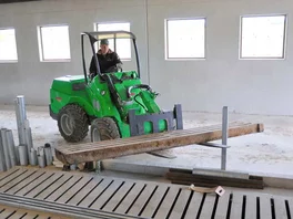 preprava materiálu s pomocou paletizačných vidiel na stroji Avant
