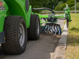 rotačná kefa na odstrňovanie buriny a nečistôt z ceist spolu s rezacím kotúčom na okraj trávnika