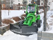 Snežný pluh Avant pri odpratávaní snehu z chodníka Snežný pluh Avant pri odpratávaní snehu z chodníka