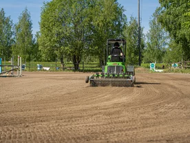 ťahaný radličkový kyprič pri úprave konskej arény ťahaný radličkový kyprič pri úprave konskej arény