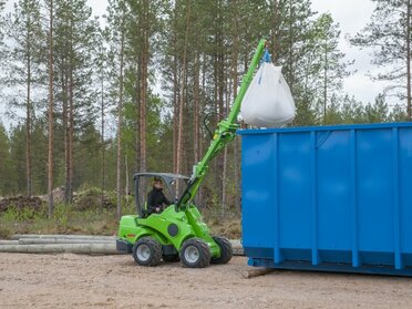 teleskopické žeriavoé rameno avant pri vykladaní big bagu