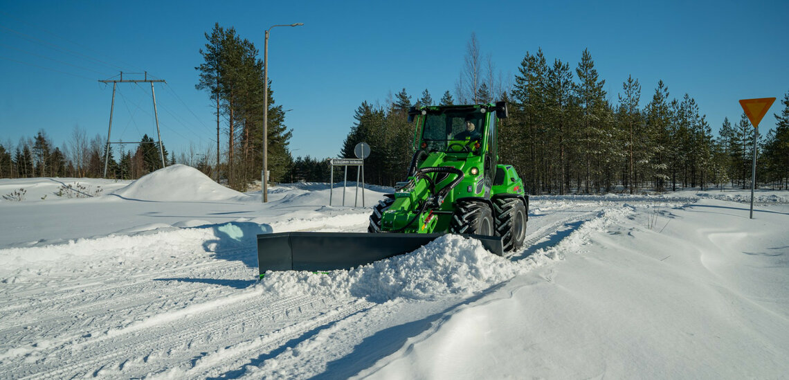 uhlová radlica 2000/ 2500 s hydraulickým natáčaním radlice