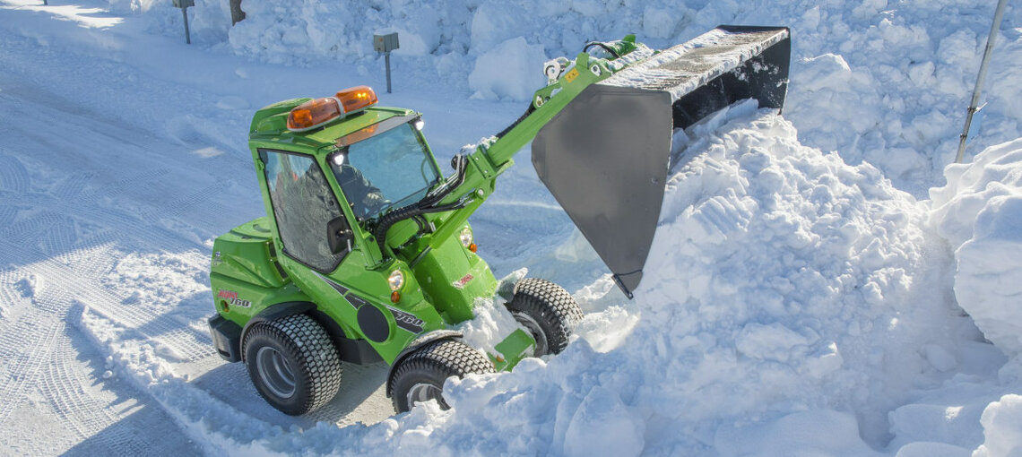 Veľkoobjemová lyžica s nakladačom Avant na ľahký materiál XL pri vysýpaní snehu