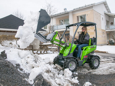 výklopná lyžica je výborná, ak potrebujete dosiahnuť vysoké, alebo ďaleké miesta