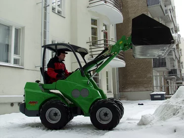 zhŕňanie snehu pomocou veľkoobjemovej lyžice nakladača Avant zhŕňanie snehu pomocou veľkoobjemovej lyžice nakladača Avant